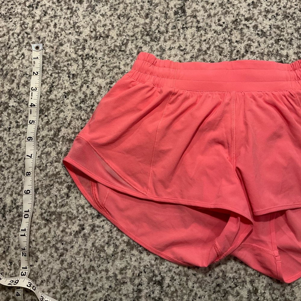 NWT. Lululemon Hotty Hot LR short 2.5” lined.